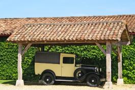 פרגולה עץ מעל חניה לרכב בחצר פרטית